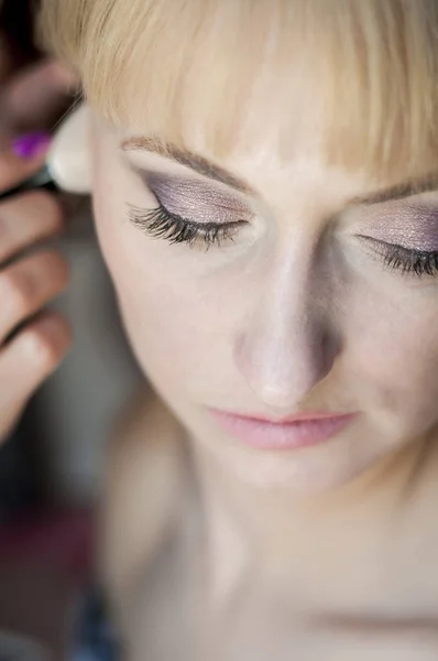 El proceso de aplicación de maquillaje — Foto de Stock