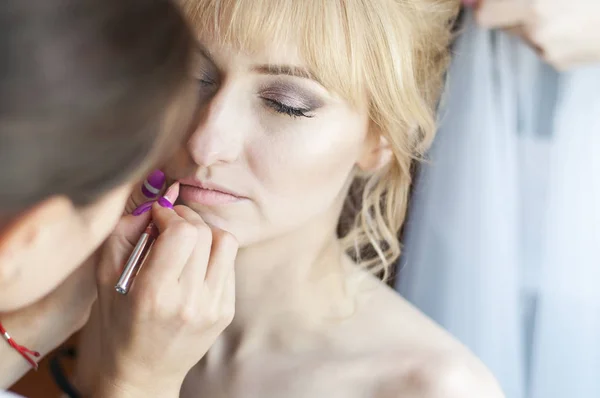 Proces použití make-up na rty — Stock fotografie