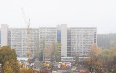 Yanında çok sayıda windows ile bir uzun inşa edilen bina inşaat başlangıcı