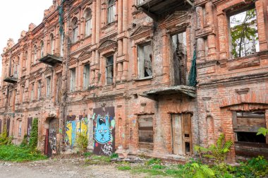 Buil içinde ağaçlar ile eski bir harap binanın cephe