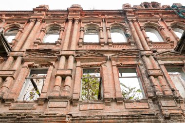 Binanın içinde ağaçlar ile eski bir harap binanın cephe