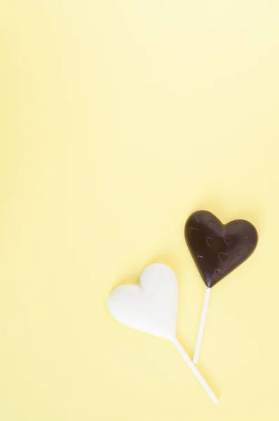Dulces Chocolate Blanco Negro Forma Corazón Sobre Palo Sobre Fondo — Foto de Stock