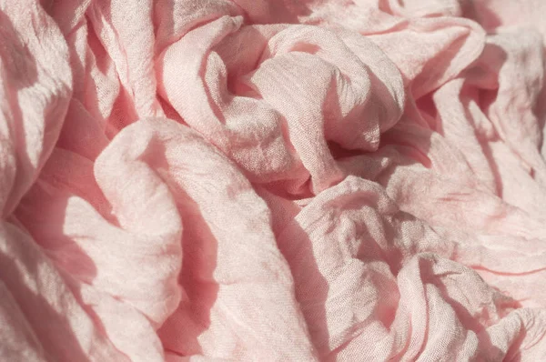 Delicato tessuto garza rosa, primo piano con messa a fuoco morbida. Sfondo astratto e texture per il design . — Foto Stock
