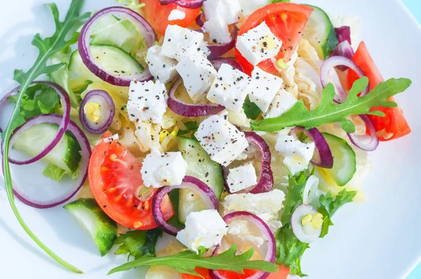 Frischer Frühlingssalat Mit Gurken Tomaten Käse Und Rucola Isoliert Auf — Stockfoto