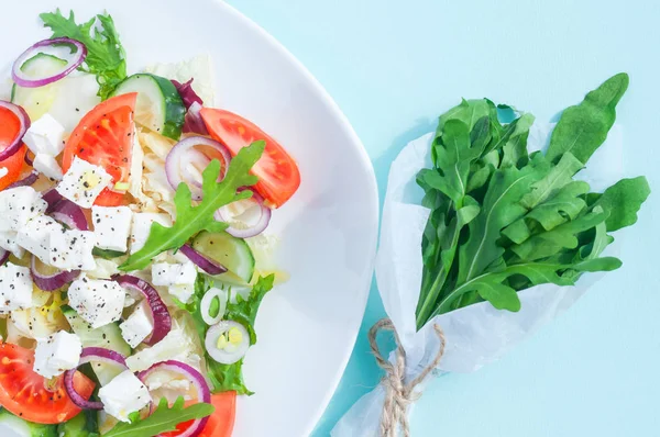 Ensalada Primavera Fresca Con Pepino Tomate Queso Rúcula Aislados Plato Imagen de stock