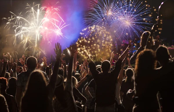 Novoroční koncept - jásající dav a ohňostroj — Stock fotografie