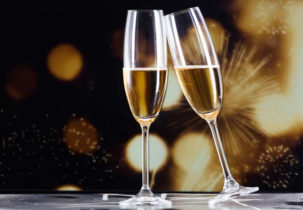 Toasting with champagne glasses against holiday lights — Stock Photo, Image