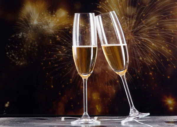 Brindar com taças de champanhe contra luzes de férias — Fotografia de Stock