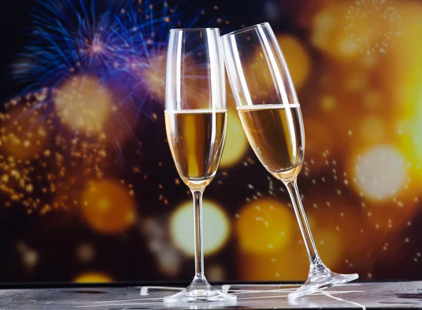 Tostatura con bicchieri di champagne contro le luci delle vacanze — Foto Stock