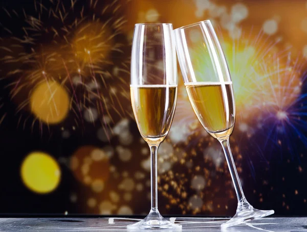 Brindar com taças de champanhe contra luzes de férias — Fotografia de Stock