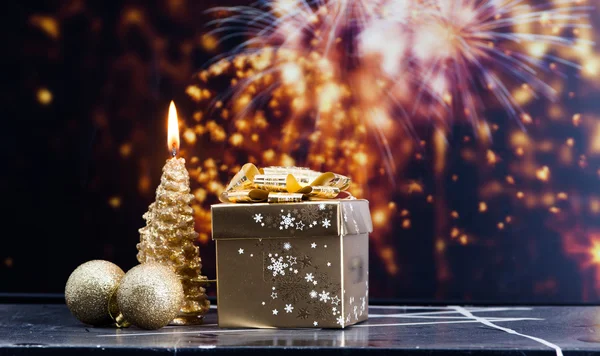 Gyllene juldekorationer och presentbox — Stockfoto