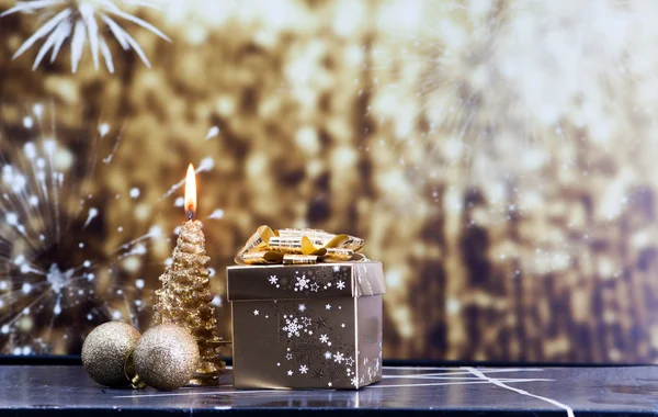 Goldene Weihnachtsdekoration und Geschenkschachtel — Stockfoto