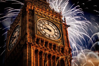 Big Ben havai fişek ile. New Year's Eve 