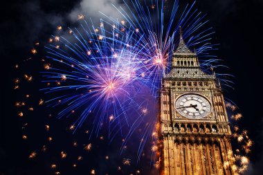 Big Ben havai fişek ile. New Year's Eve 