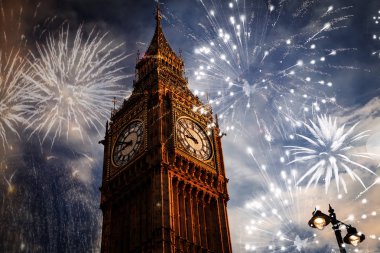 Big Ben çevresinde patlayıcı havai fişekler. New Year's Eve kutlama arka plan