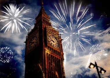 Big Ben çevresinde patlayıcı havai fişekler. New Year's Eve kutlama arka plan
