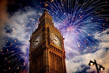 Big Ben havai fişek ile. New Year's Eve 