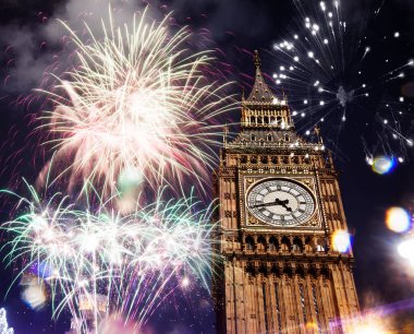 Big Ben havai fişek ile. New Year's Eve 