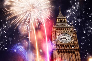Big Ben havai fişek ile. New Year's Eve 