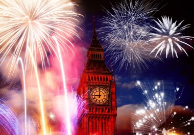 Big Ben havai fişek ile. New Year's Eve 