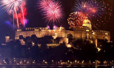 Şehir - Budapeşte havai fişek ile yeni yılda