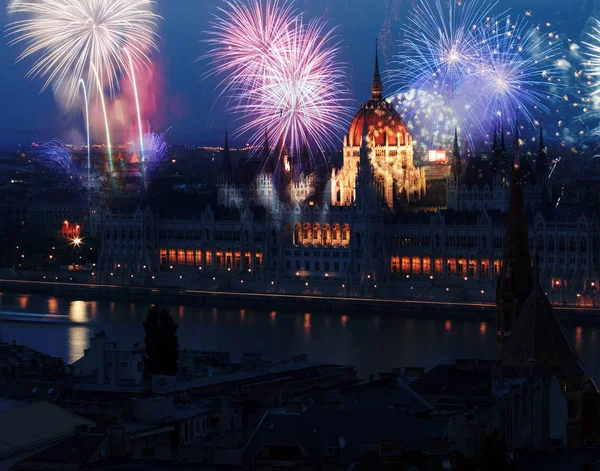 花火を持つブダペスト市で新年 — ストック写真