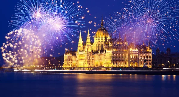 A város - budapesti tűzijáték Szilveszter — Stock Fotó