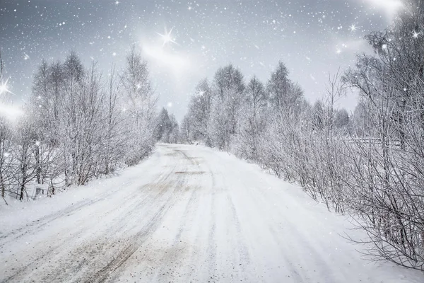 Kerst achtergrond van besneeuwde winter landschap met sneeuw of vorst bedekt dennenbomen - winter magische vakantie — Stockfoto