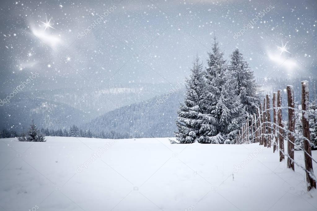 Weihnachten Hintergrund verschneiter Winterlandschaft mit Schnee oder