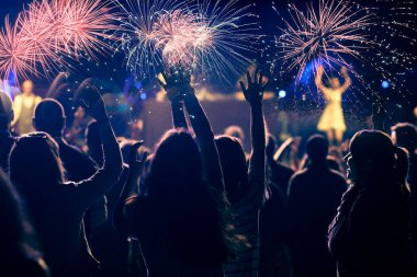Kalabalığı eğlendirmekten ve havai fişek
