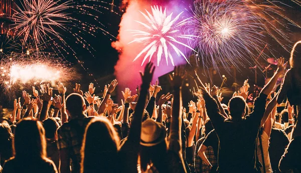 Animando a la multitud y fuegos artificiales — Foto de Stock