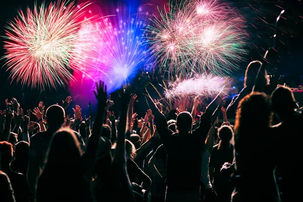 Jubelnde Menge und Feuerwerk — Stockfoto