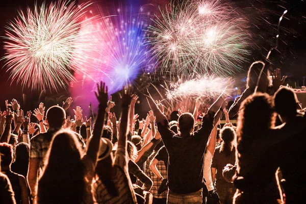 Animando a la multitud y fuegos artificiales — Foto de Stock