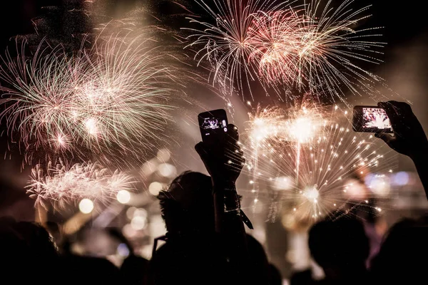 Animando a la multitud y fuegos artificiales — Foto de Stock