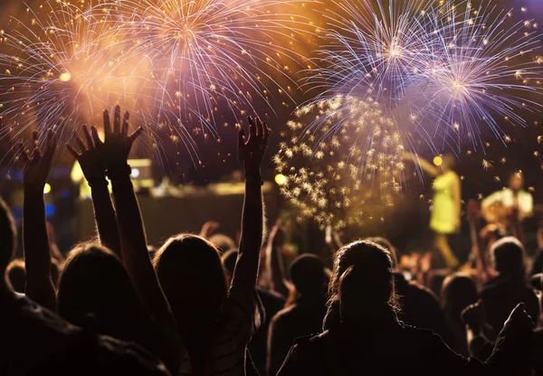 Multidão assistindo fogos de artifício no Ano Novo — Fotografia de Stock