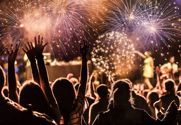 Multitud viendo fuegos artificiales en Año Nuevo —  Fotos de Stock