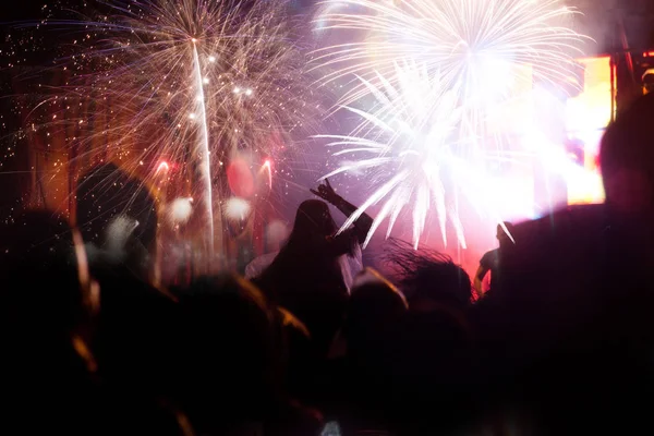 Натовп дивиться феєрверки на Новий рік — стокове фото
