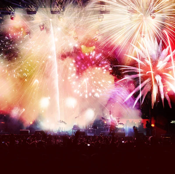 Crowd watching fireworks at New Year — Stock Photo, Image