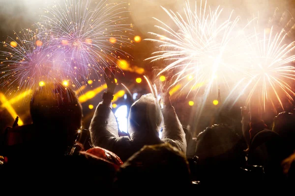 Multitud viendo fuegos artificiales en Año Nuevo — Foto de Stock