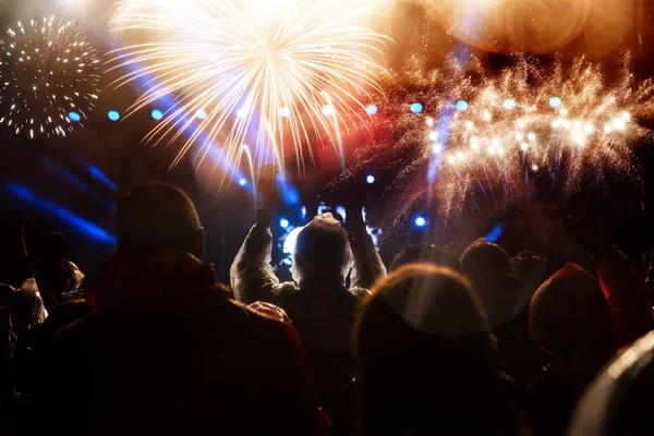 Folkmassan titta på fyrverkerier vid nyår — Stockfoto
