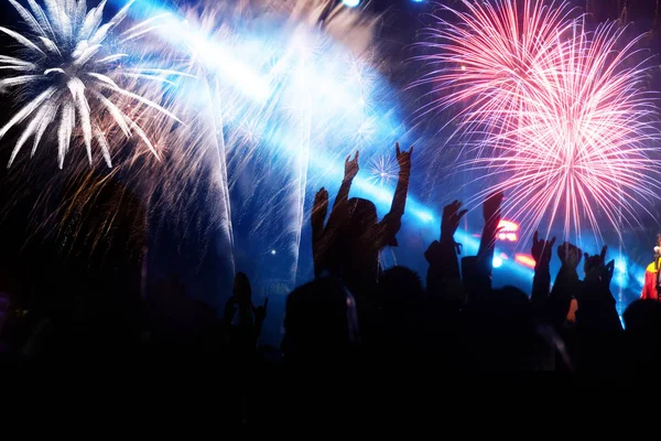 Kerumunan orang menonton kembang api di Tahun Baru — Stok Foto