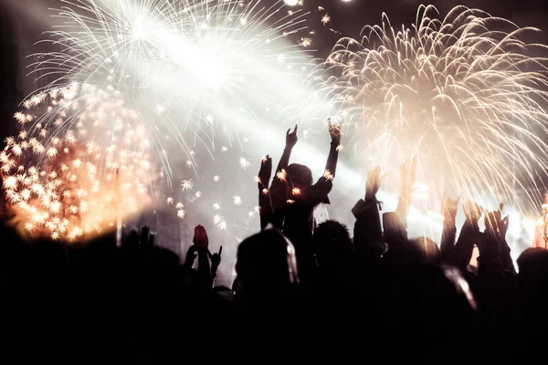 Folle a guardare fuochi d'artificio a Capodanno — Foto Stock
