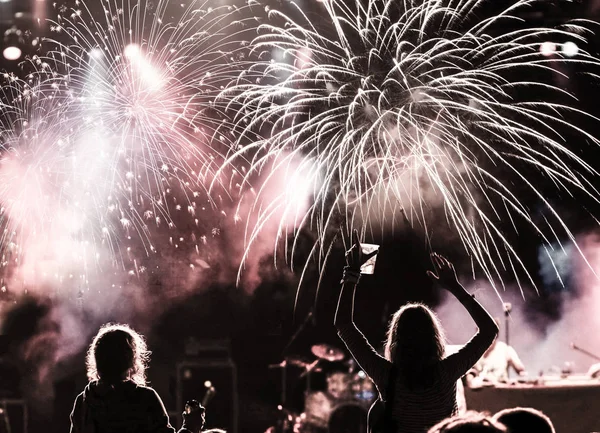 Crowd watching fireworks at New Year — Stock Photo, Image