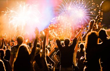 En yeni yıl havai fişek izlerken kalabalık