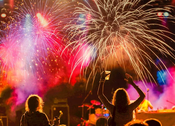Menschenmenge sieht Feuerwerk zu Neujahr — Stockfoto