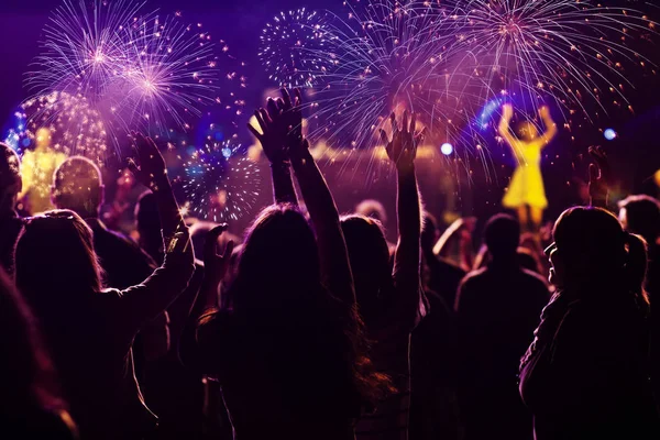 Натовп дивиться феєрверки на Новий рік — стокове фото