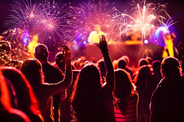 Multitud viendo fuegos artificiales en Año Nuevo — Foto de Stock