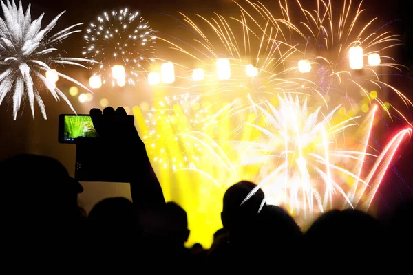 Multitud viendo fuegos artificiales en Año Nuevo — Foto de Stock