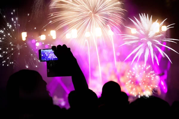 Multitud viendo fuegos artificiales en Año Nuevo — Foto de Stock