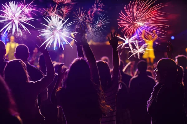 Menigte kijken vuurwerk op Nieuwjaar — Stockfoto